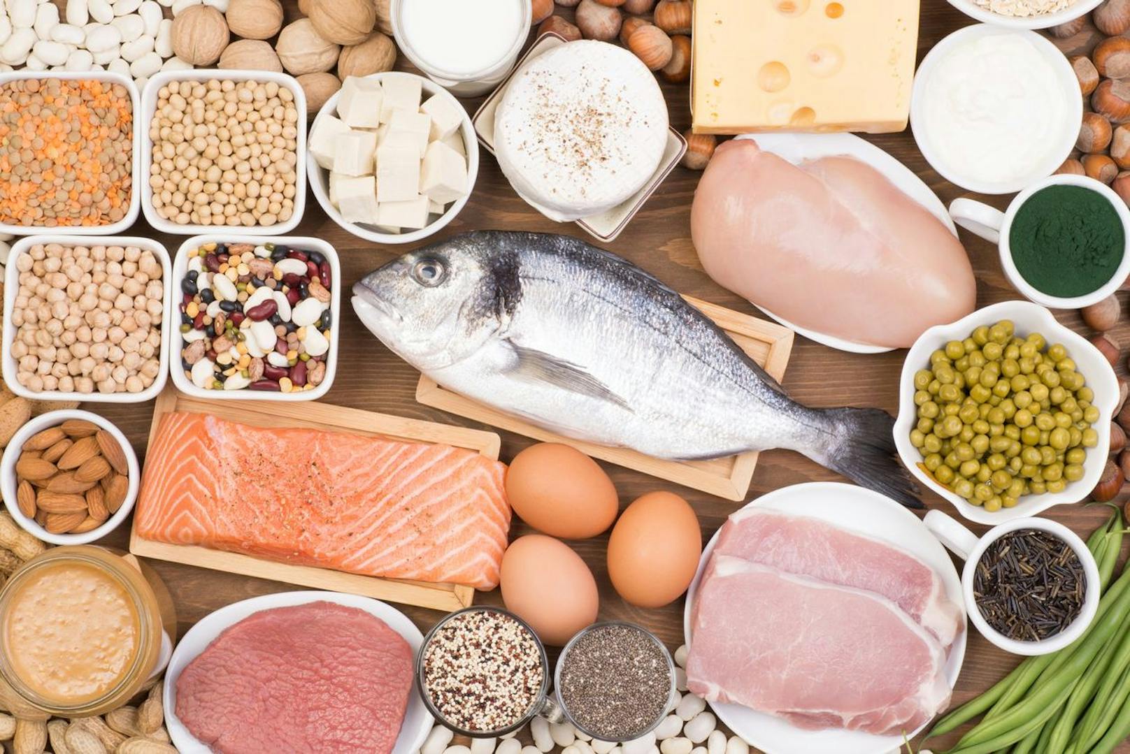 Lebensmittel, die viele Kohlenhydrate und Fette enthalten erhöhen den Tryptophananteil in deinem Blut. Diese führt zur Bildung vom Hormon Serotonin, welches schlaffördernd wirkt. Die Aminosäure Tryptophan ist auch in großen Mengen von proteinreichen Lebensmitteln wie Fisch oder Tofu enthalten.  