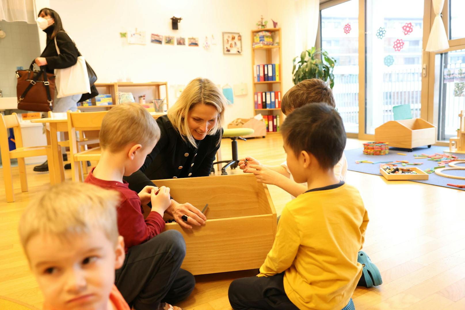 MA10-Chefin Karin Broukal mit den Kids aus dem Floridsdorfer Kiga.