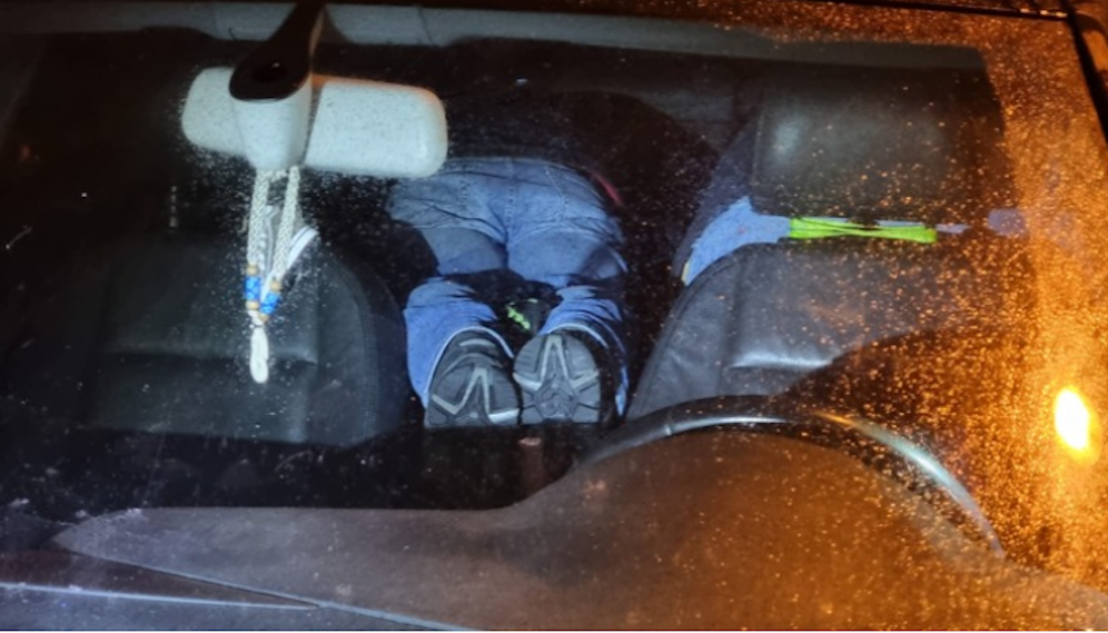 Um einer Verkehrskontrolle zu entgehen, stellten sich in Deutschland zwei 42-jährige Männer tot. 