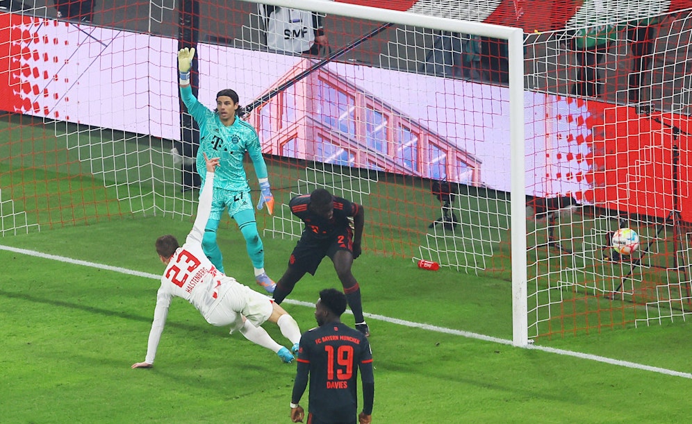 Bayern-Keeper Sommer hebt beim 1:1 gegen Leipzigs Neuers 