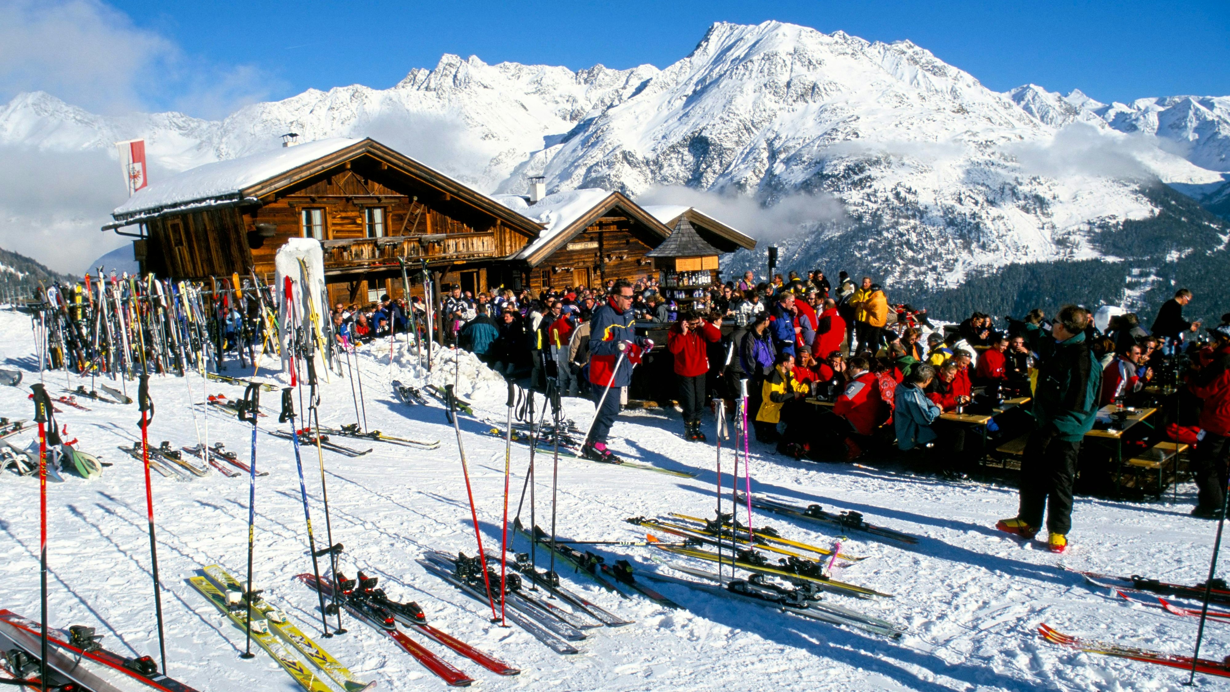 In Sölden im Tiroler Ötztal können Erwachsene in der Hauptsaison bis zu 81,50 Euro für den Tagesskipass einplanen.