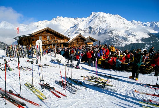 Ein Bergrestaurant voll gepackt mit Skifahrern in Sölden. Symbolbild