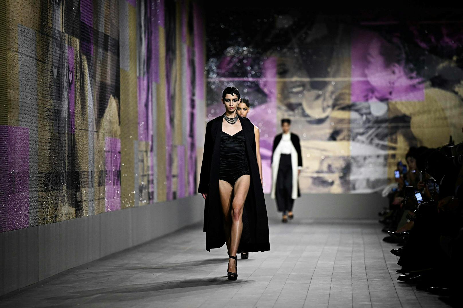 Für die neue Haute-Couture-Kollektion ließ sich Dior-Chefdesignerin Maria Grazia Chiuri von&nbsp;dem Geist und der Garderobe der afroamerikanischen Performerin und Aktivistin Josephine Baker inspirieren.