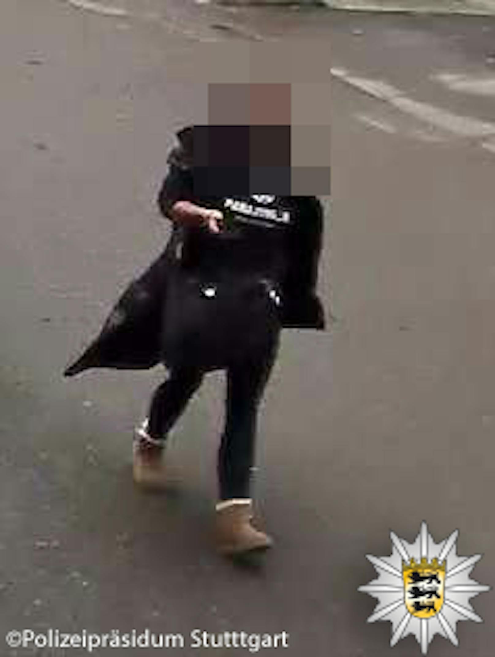 Die deutsche Polizei fahndet nach dieser Blondine mit Tattoos.