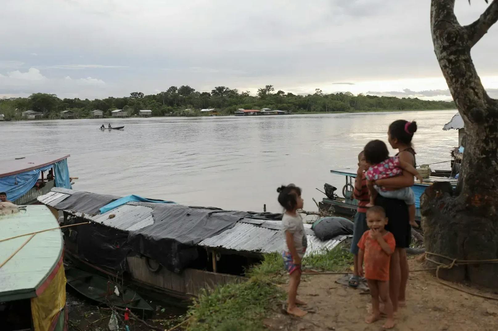 Ermittlungen zum Verschwinden der beiden Männer ergaben Hinweise auf ein internationales Netz, das arme Fischer für illegalen Fischfang im Vale do Javari bezahlt. Bild: der Rio Javari am 10. Juni.