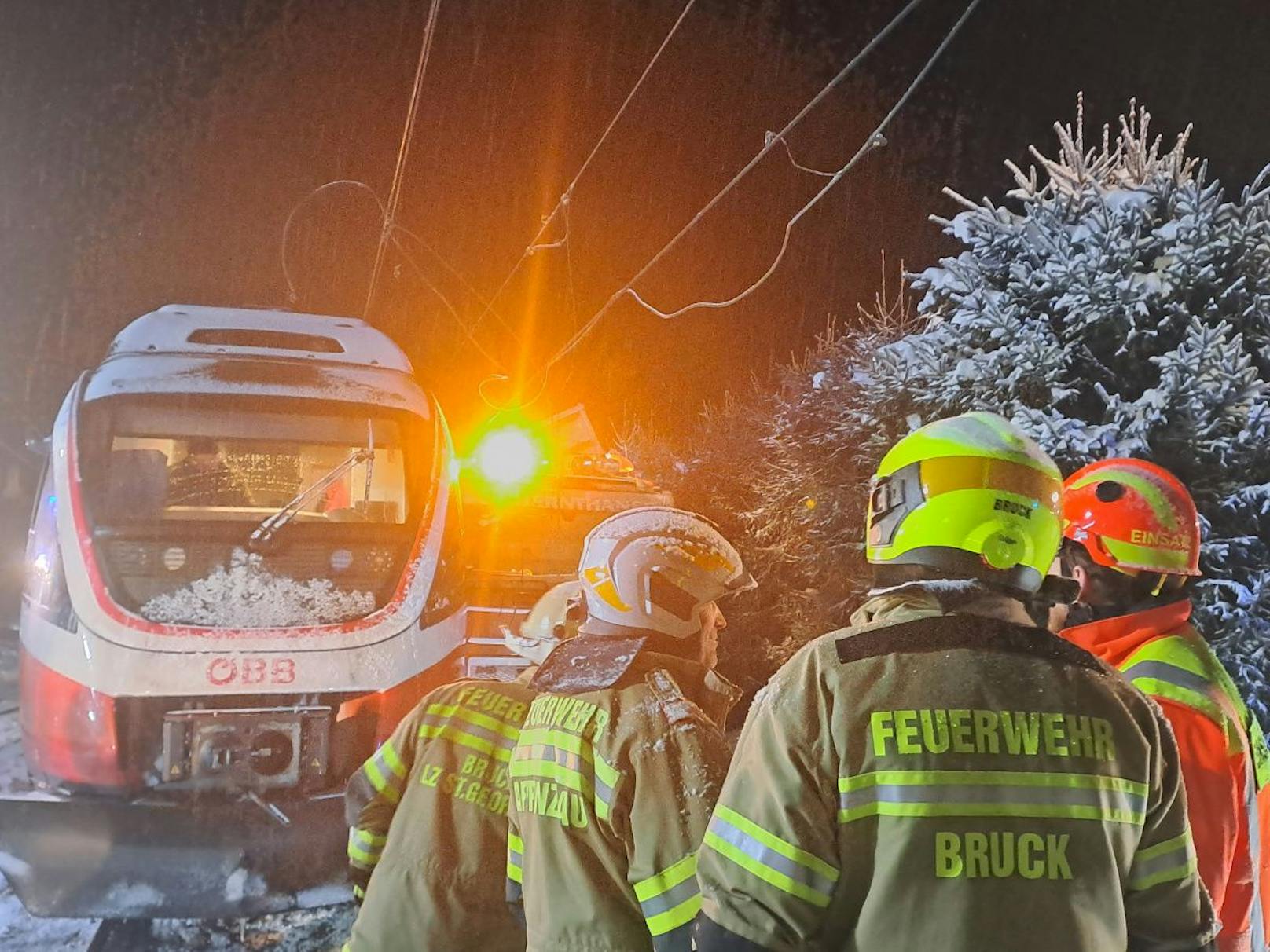 Zu einem schweren Unfall auf einem beschranktem Bahnübergang kam es am 23. Jänner 2023 gegen 18 Uhr in Bruck an der Glocknerstraße.