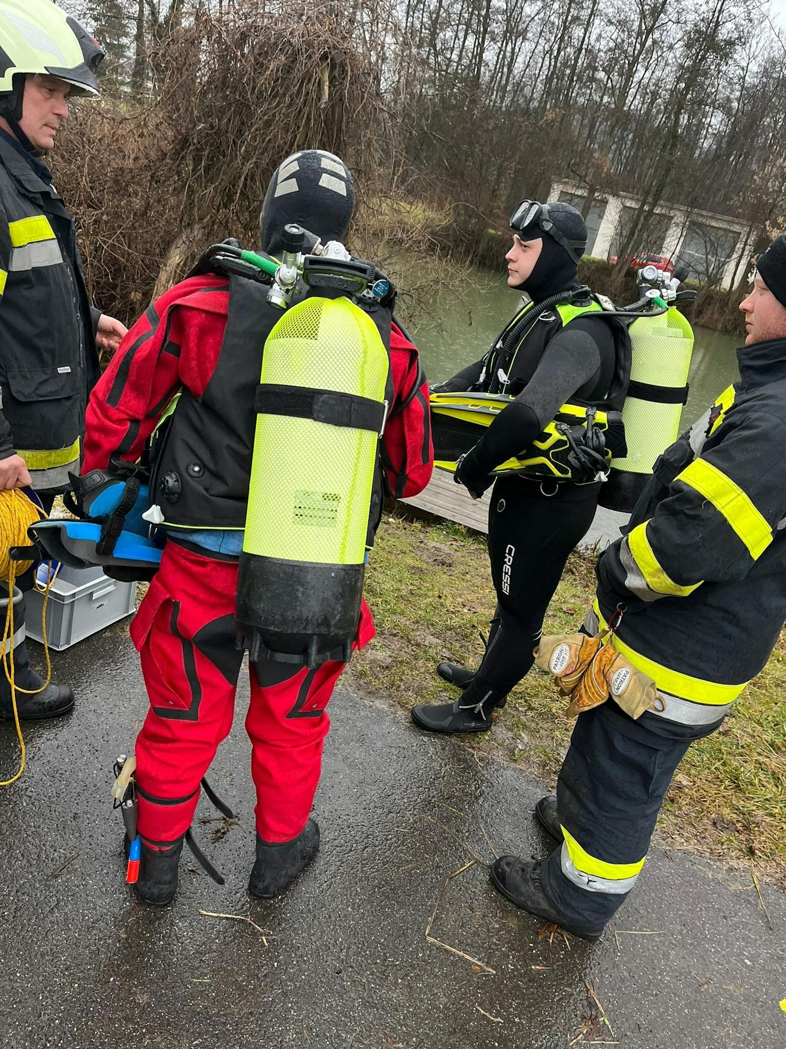 Taucher der Feuerwehr Feldbach suchten bei ihrem Wasserdiensteinsatz die Raab nach Anhaltspunkten zur Identität des verstorbenen Mannes ab.