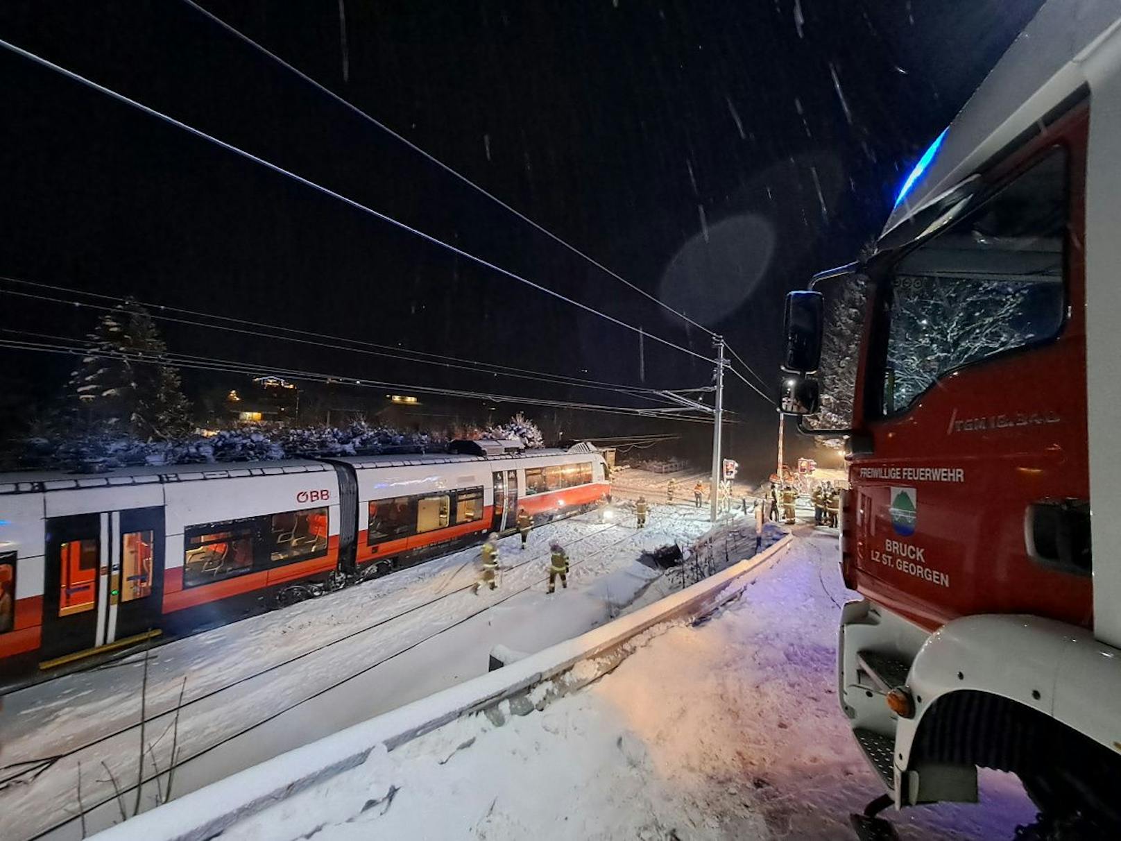 Ein Lkw mit Tieflader blieb hier aufgrund der winterlichen Fahrverhältnisse – <a target="_blank" data-li-document-ref="100250829" href="https://www.heute.at/g/wetter-in-oesterreich-jede-menge-schnee-sorgt-fuer-chaos-100250829">die Winter-Walze hatte Österreich voll getroffen</a> – auf einem Bahnübergang hängen.