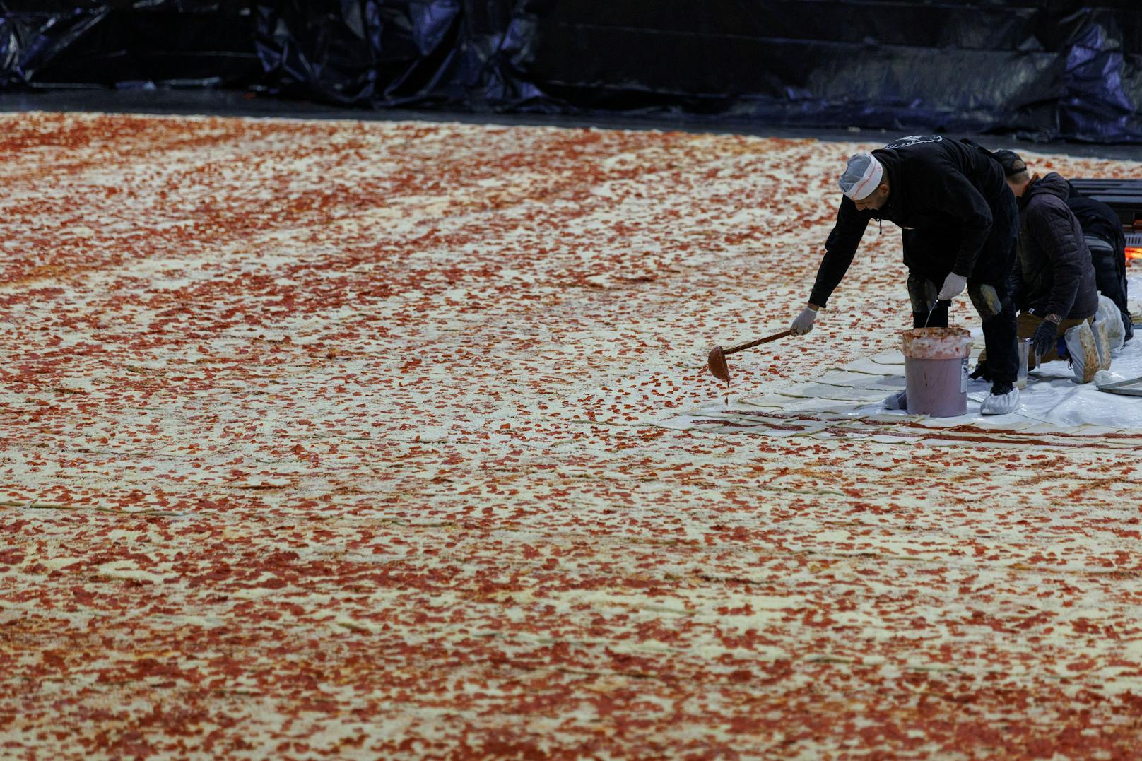 Es gibt einen neuen Weltrekord: In Los Angeles wurde jetzt die größte Pizza der Welt zusammengebaut.