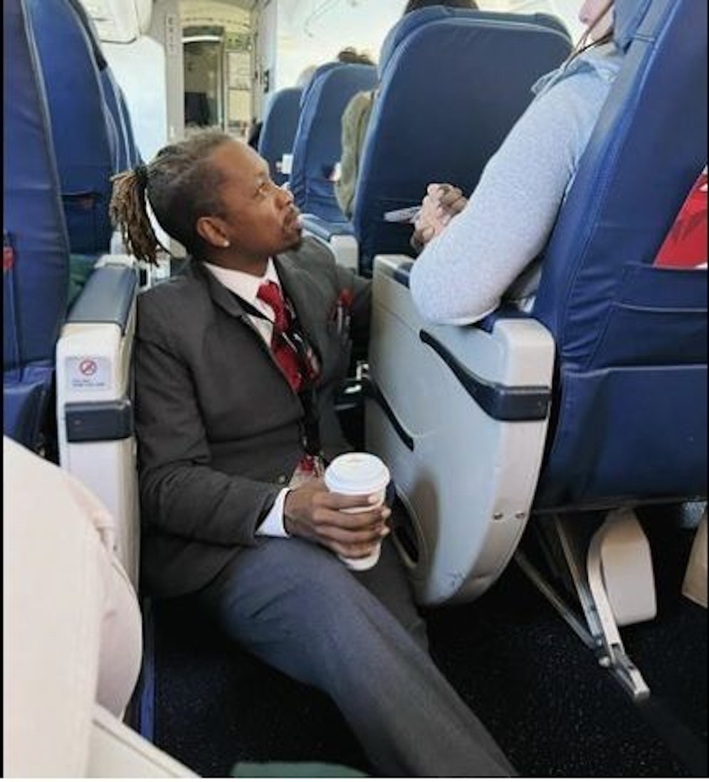 Der Flugbegleiter spendet der Frau Trost.