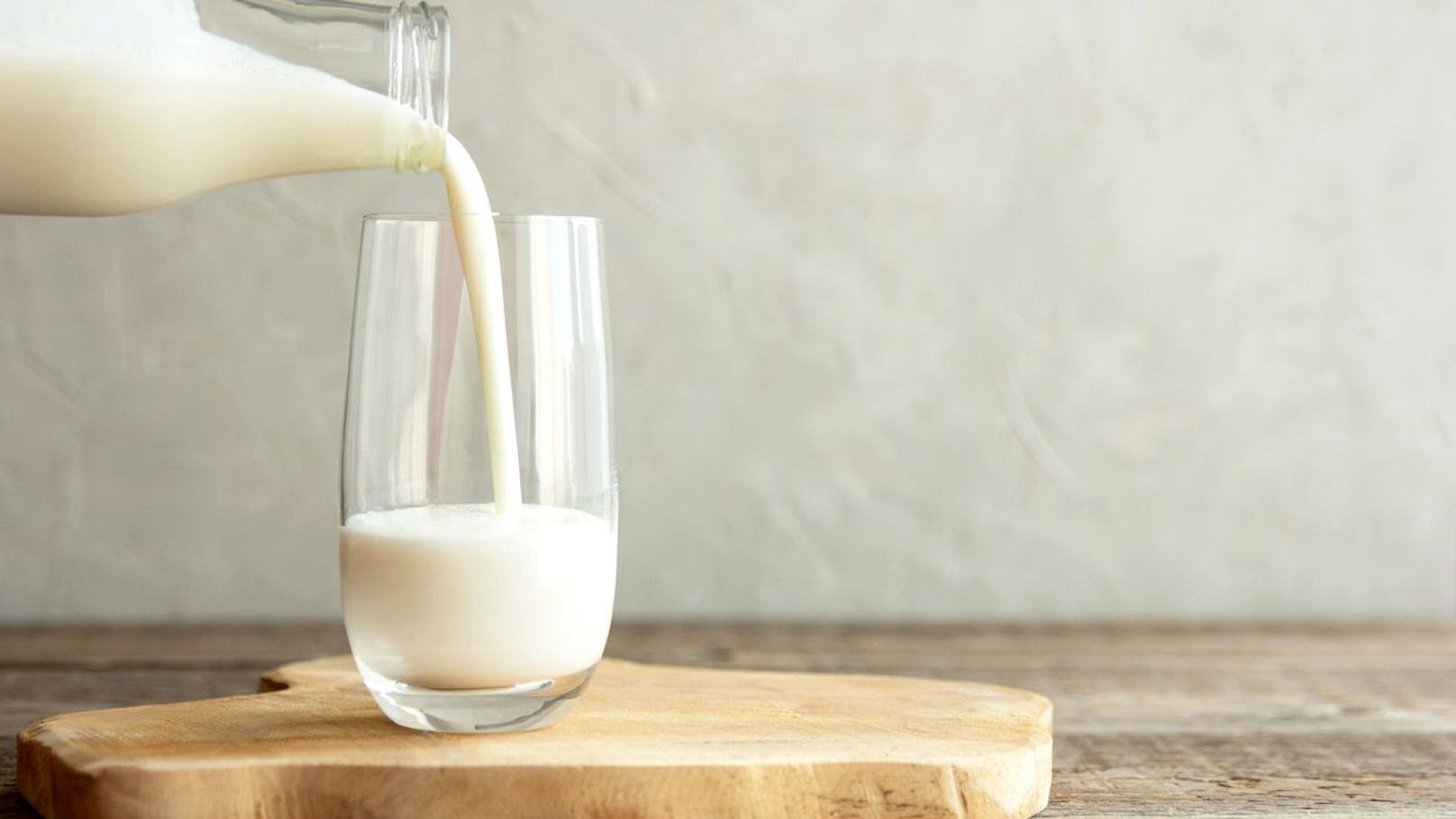 Achte darauf, dass du dich von Milchprodukten&nbsp; fernhältst. Das Getränk bläht deinen Bauch nur noch mehr auf und trägt dazu bei, dass du Lust auf mehr Süßes hast.&nbsp;