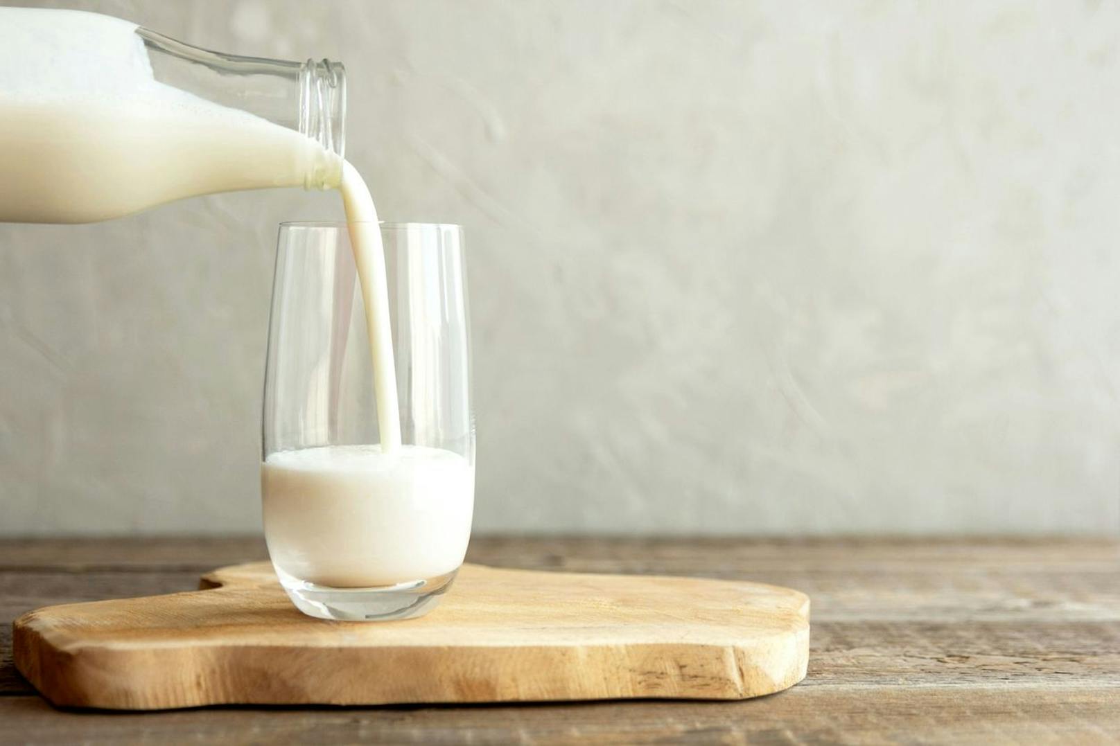 Achte darauf, dass du dich von Milchprodukten&nbsp; fernhältst. Das Getränk bläht deinen Bauch nur noch mehr auf und trägt dazu bei, dass du Lust auf mehr Süßes hast.&nbsp;