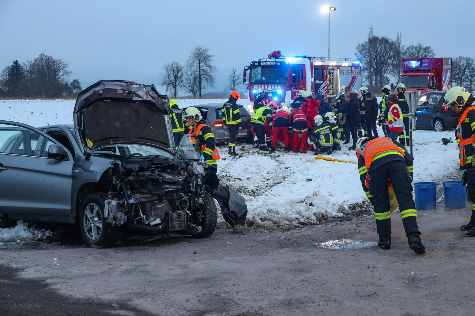 Ein schwerer Verkehrsunfall zwischen zwei Pkw in einem Kreuzungsbereich hat sich Dienstagnachmittag in Gschwandt (Bezirk Gmunden) ereignet.