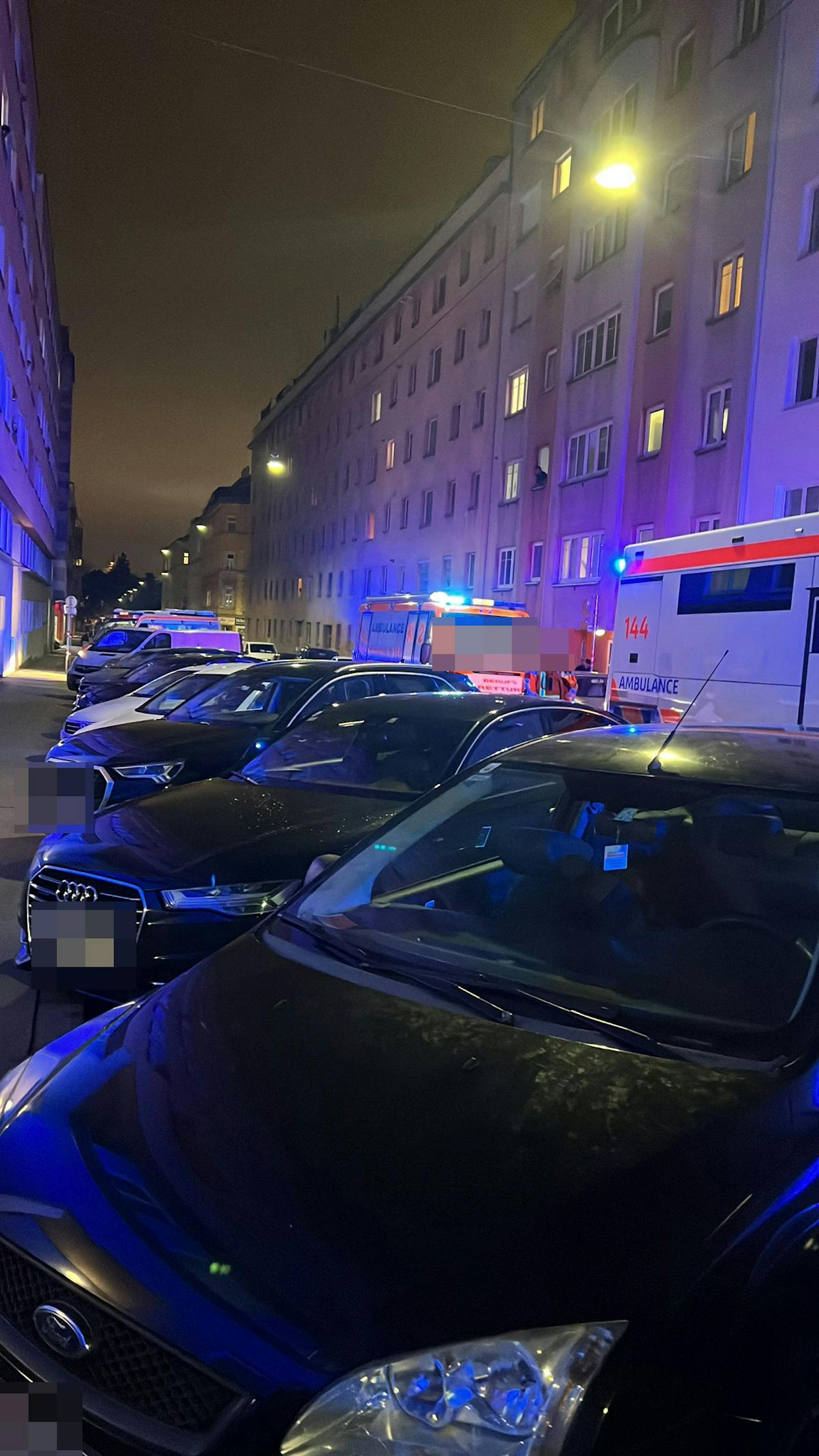 Die Wiener Berufsrettung brachte insgesamt neun Menschen in Rettungsbussen unter.