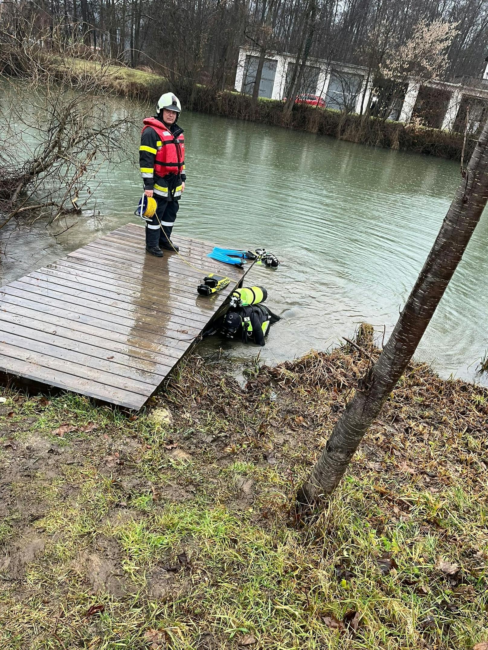 Taucher der Feuerwehr Feldbach suchten bei ihrem Wasserdiensteinsatz die Raab nach Anhaltspunkten zur Identität des verstorbenen Mannes ab.