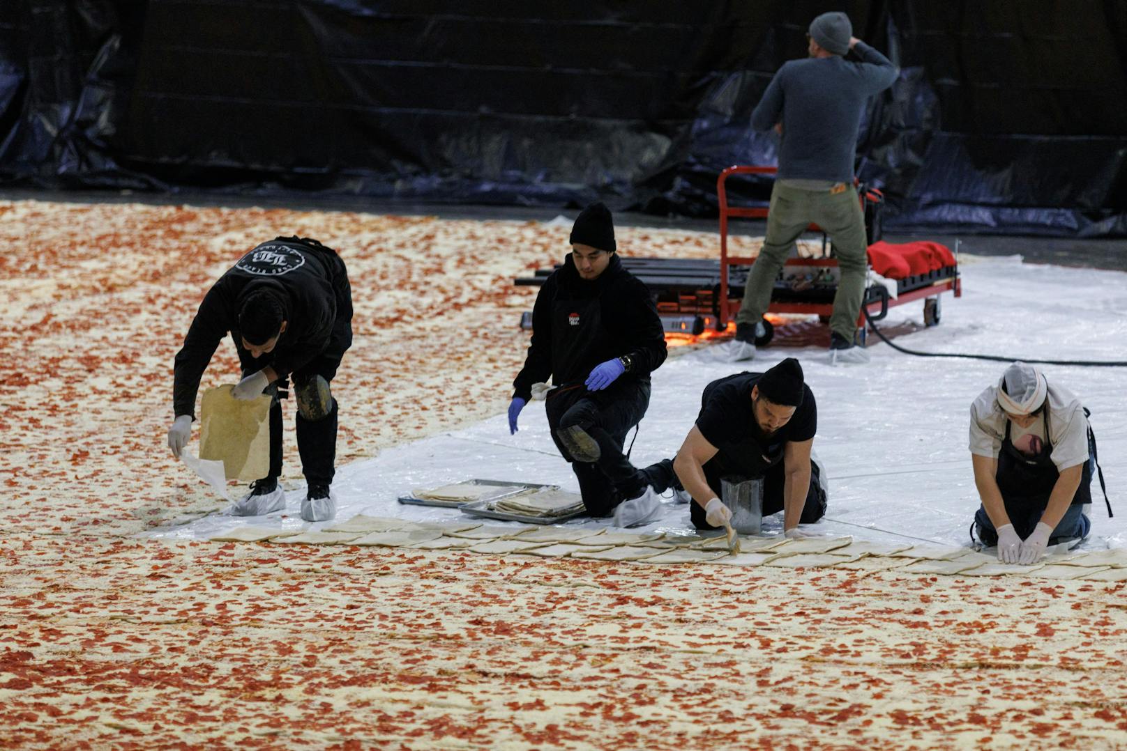 Im Anschluss wurden die etwa 68.000 Pizzastücke an Bedürftige gespendet.