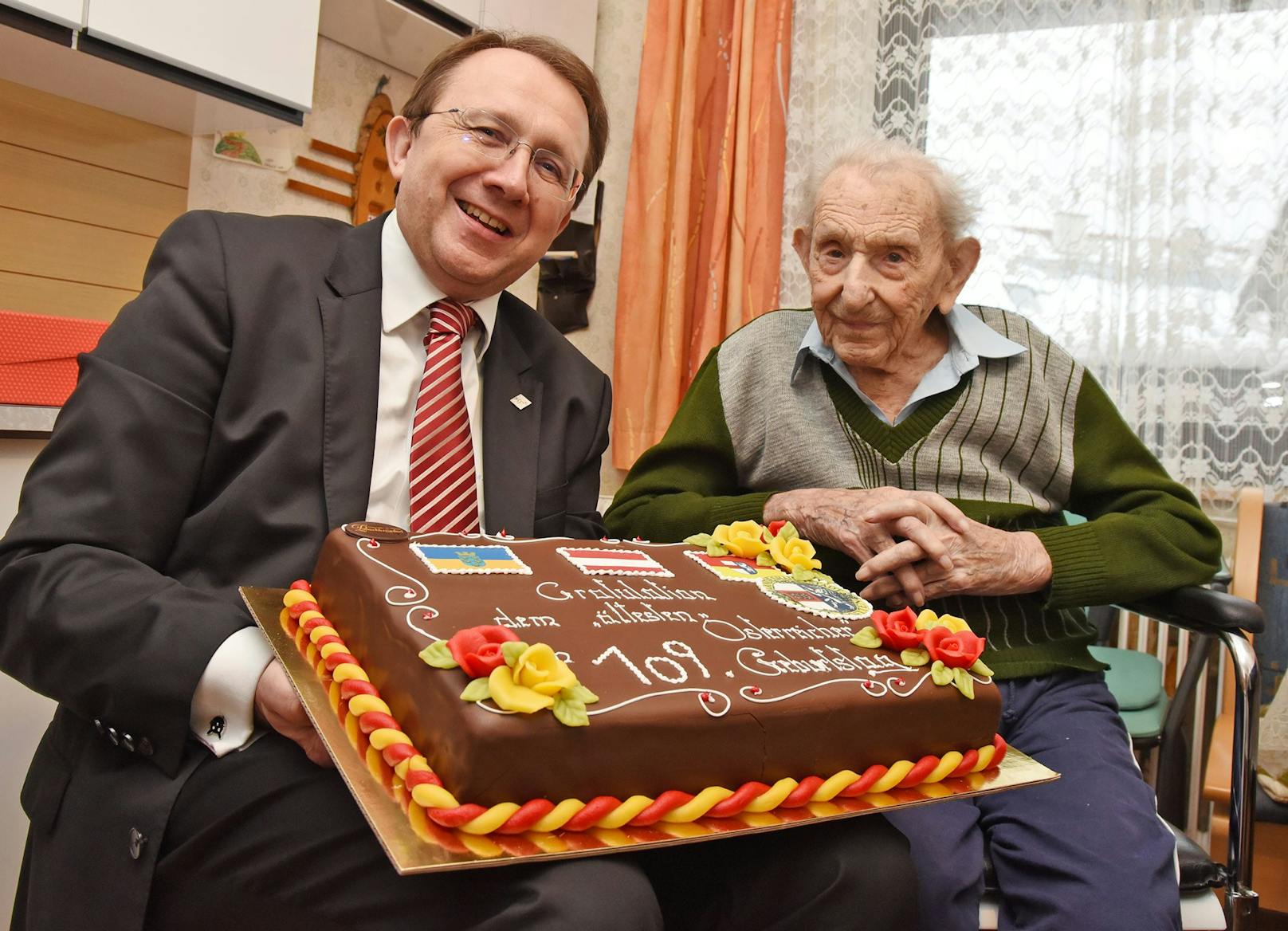 Bürgermeister Matthias Stadler gratuliert Franz Wielander zum 109. Geburtstag.