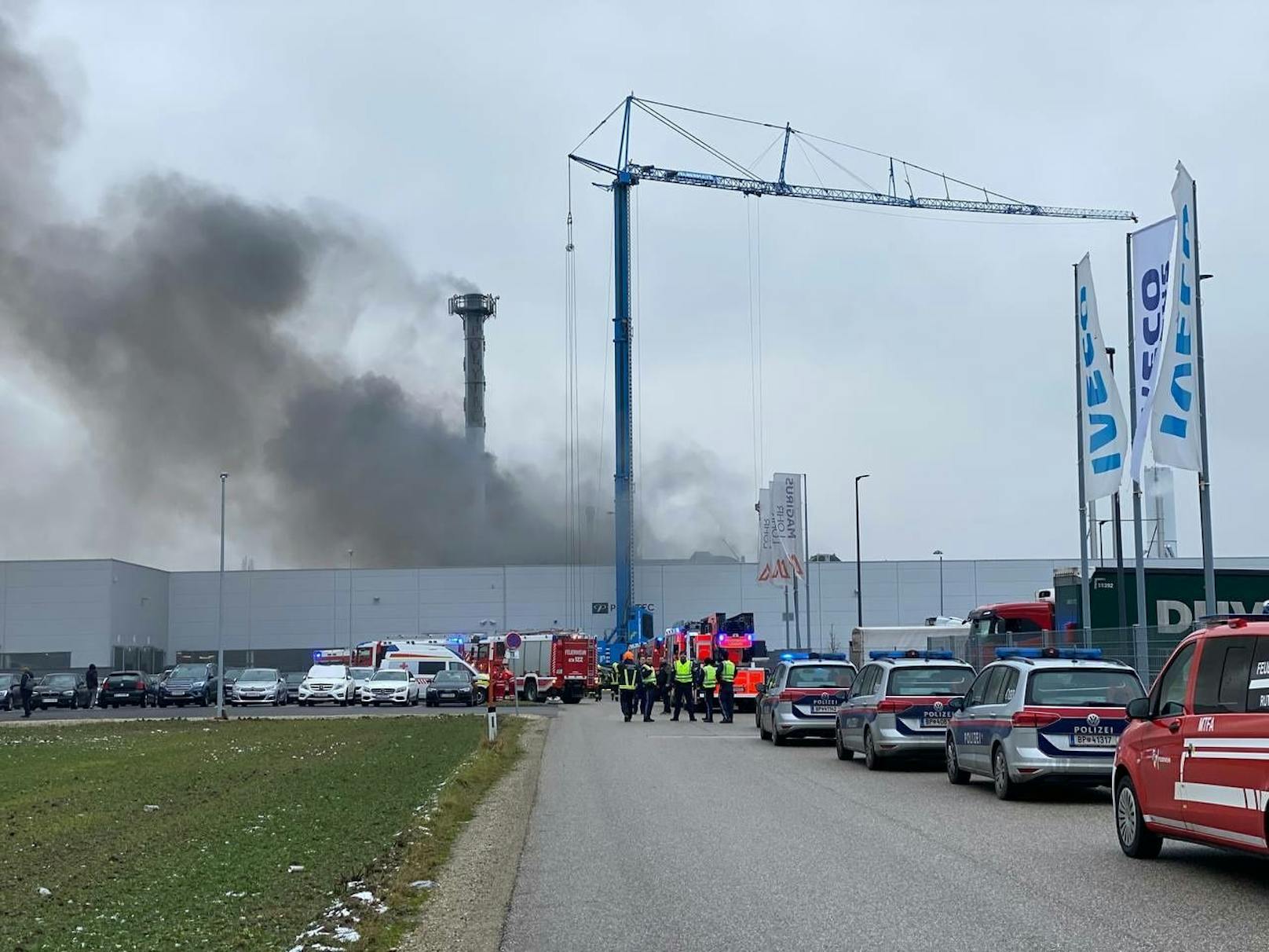 Kurz vor 13 Uhr wurden die Einsatzkräfte zu einem Feuer in Hörsching gerufen.