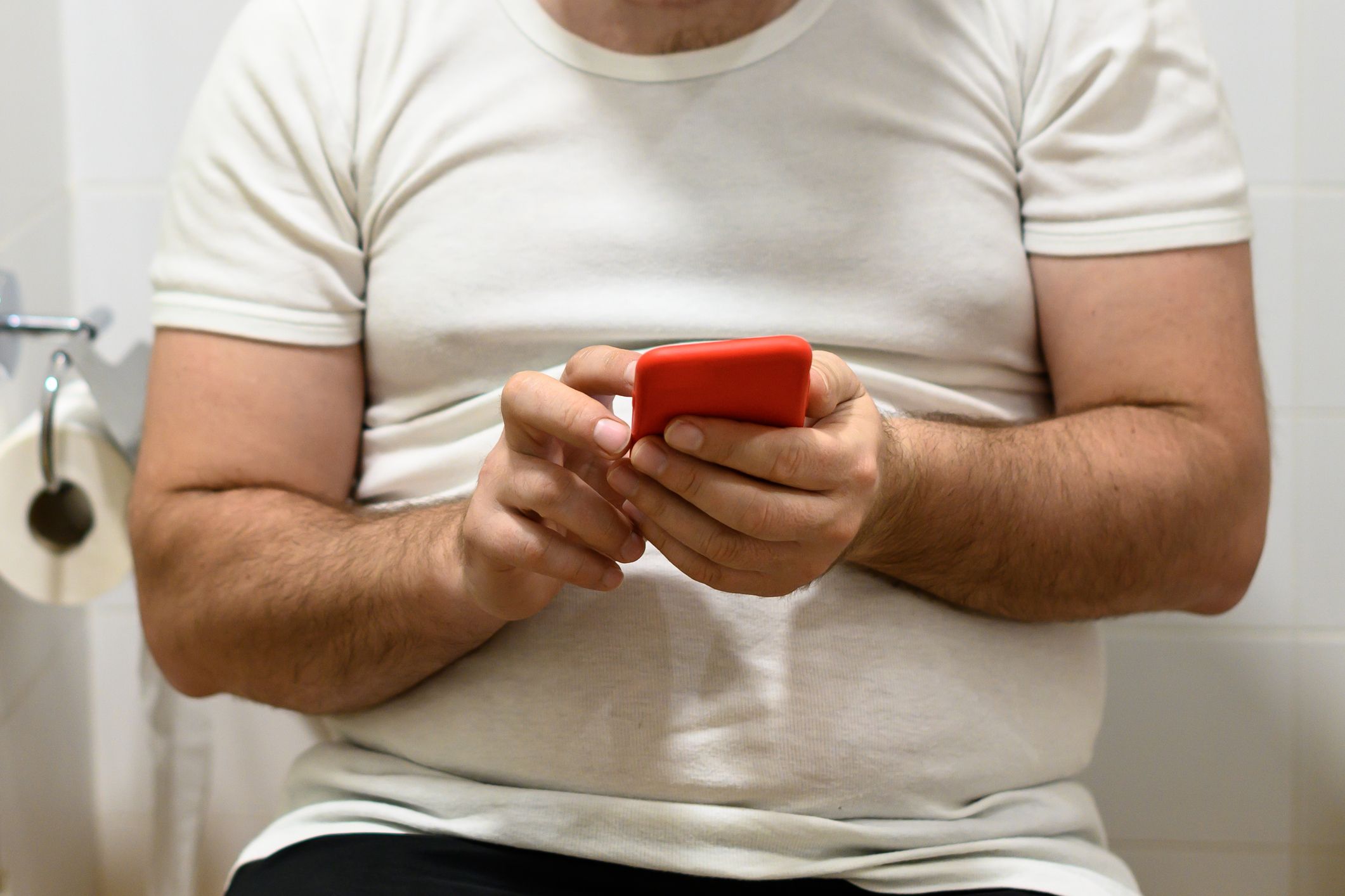 Der Mann gab an, das Smartphone auf der Herren-Toilette eines Supermarkts gefunden zu haben. Symbolbild