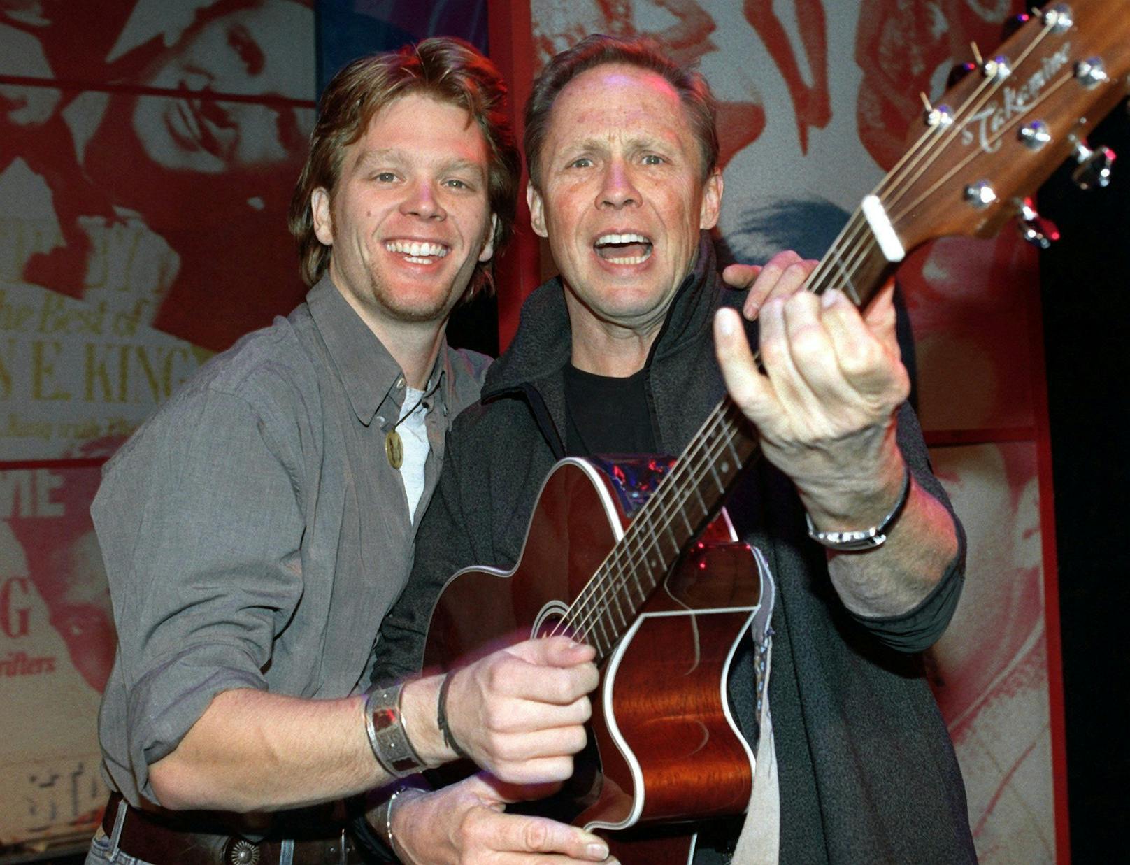 Mit Sohn Mike am 22.11.1999 im Düsseldorfer Capitol-Theater auf einer Gitarre. Die deutsche Rock'n'Roll-Legende tourte durch Deutschland - Filius Mike war mit von der Partie.
