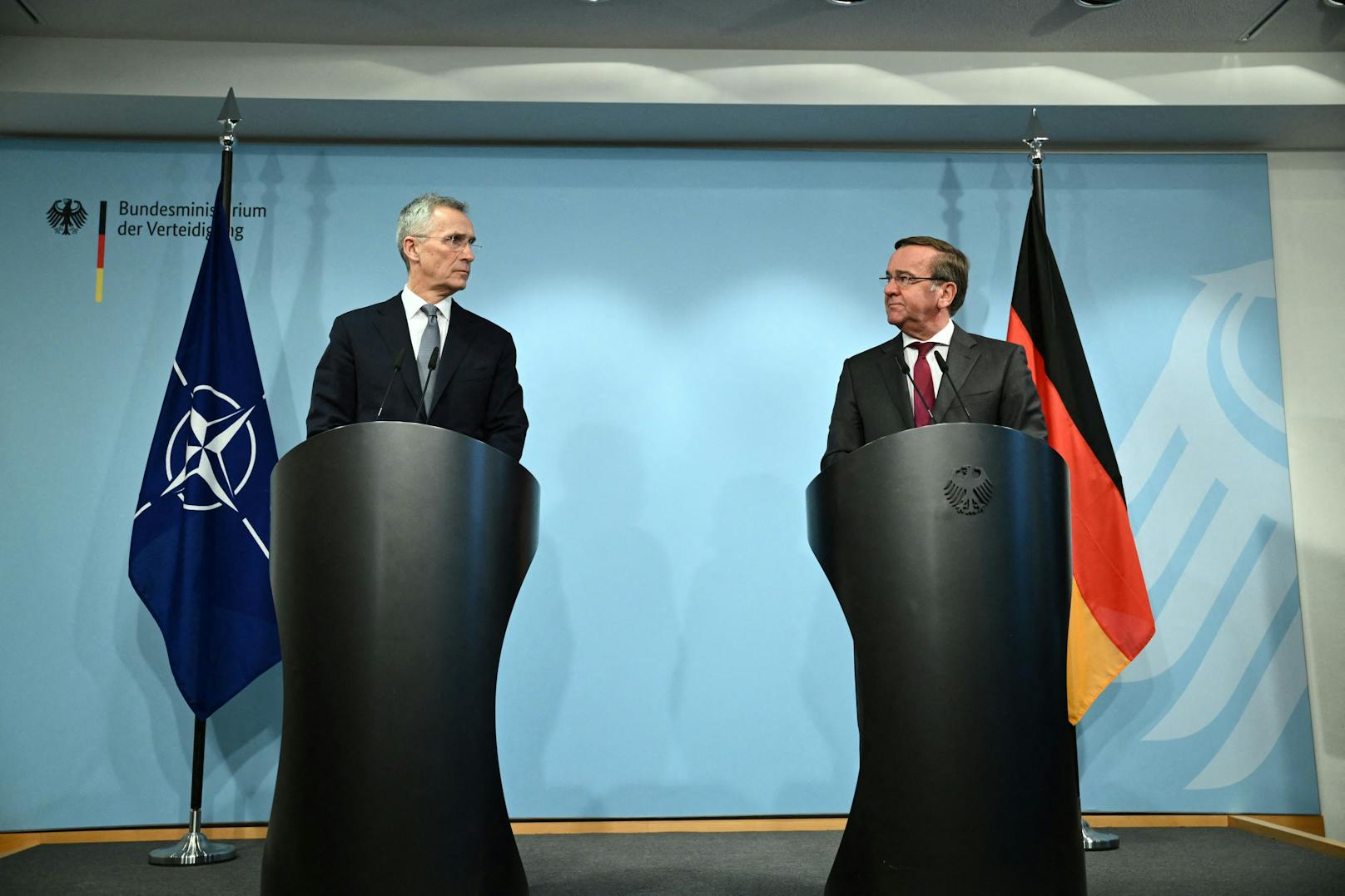 Nato-Generalsekretär Jens Stoltenberg betonte gegenüber dem deutschen Verteidigungsminister erneut die Wichtigkeit schneller Panzer-Lieferungen.
