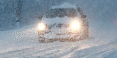 Kinder rasen im Schnee-Chaos in fahrenden Pkw – verletzt