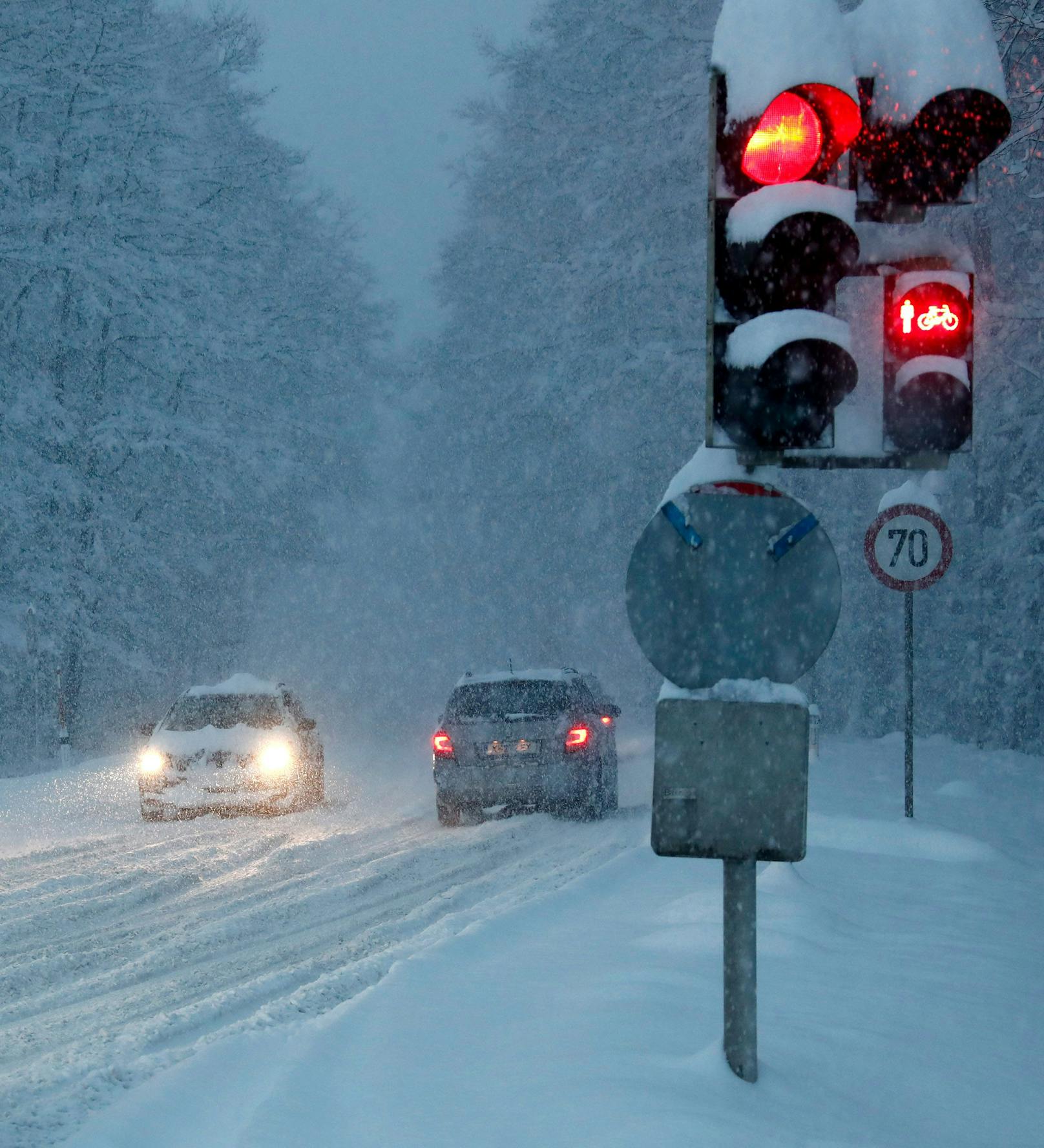 Kinder rasen im Schnee-Chaos in fahrenden Pkw – verletzt