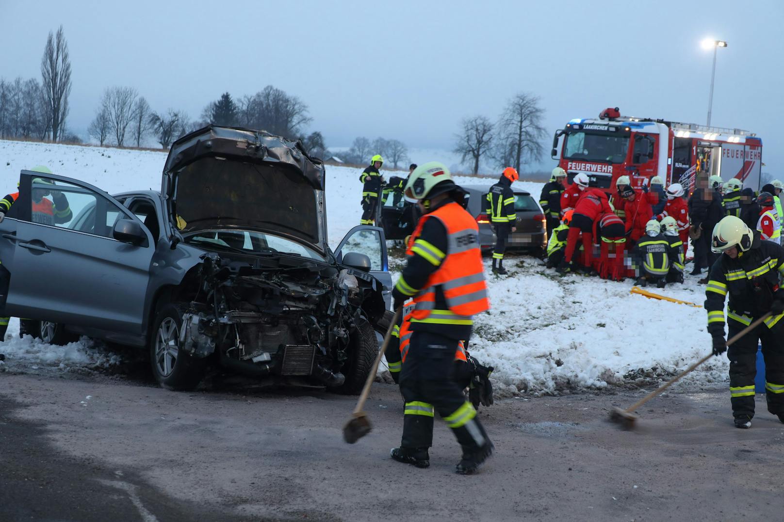 Schwerer Crash in OÖ – Beifahrer in Wrack eingeklemmt