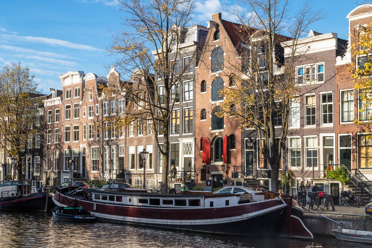 Amsterdam ist die Stadt der Hausboote und hübschen Häuschen – wie hier an der Prinsengracht.