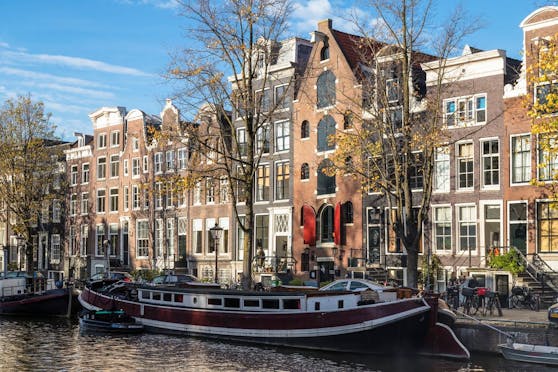 Amsterdam ist die Stadt der Hausboote und hübschen Häuschen – wie hier an der Prinsengracht.