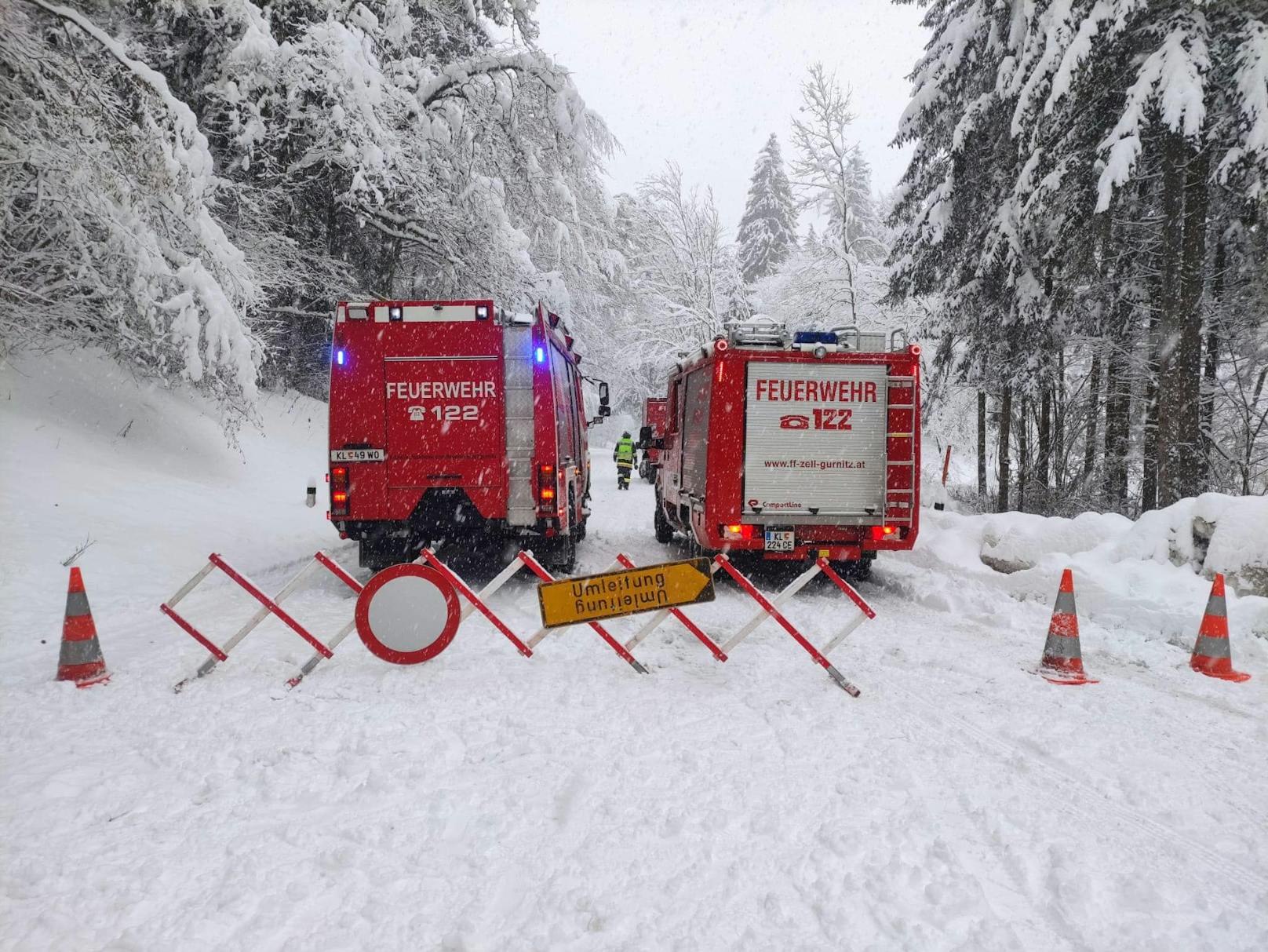 Die Freiwillige Feuerwehr Zell-Gurnitz musste die Miegerer Landesstraße ab der Ortsausfahrt Gurnitz wegen heftiger Schneefälle sperren. (23. Jänner 2023)