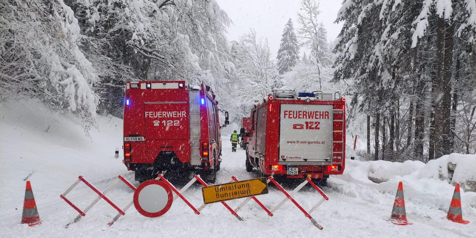 Weil es zu gefährlich für den Winterdienst ist, muss auch die Feuerwehr mithelfen.