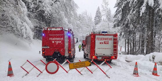 Weil es zu gefährlich für den Winterdienst ist, muss auch die Feuerwehr mithelfen.