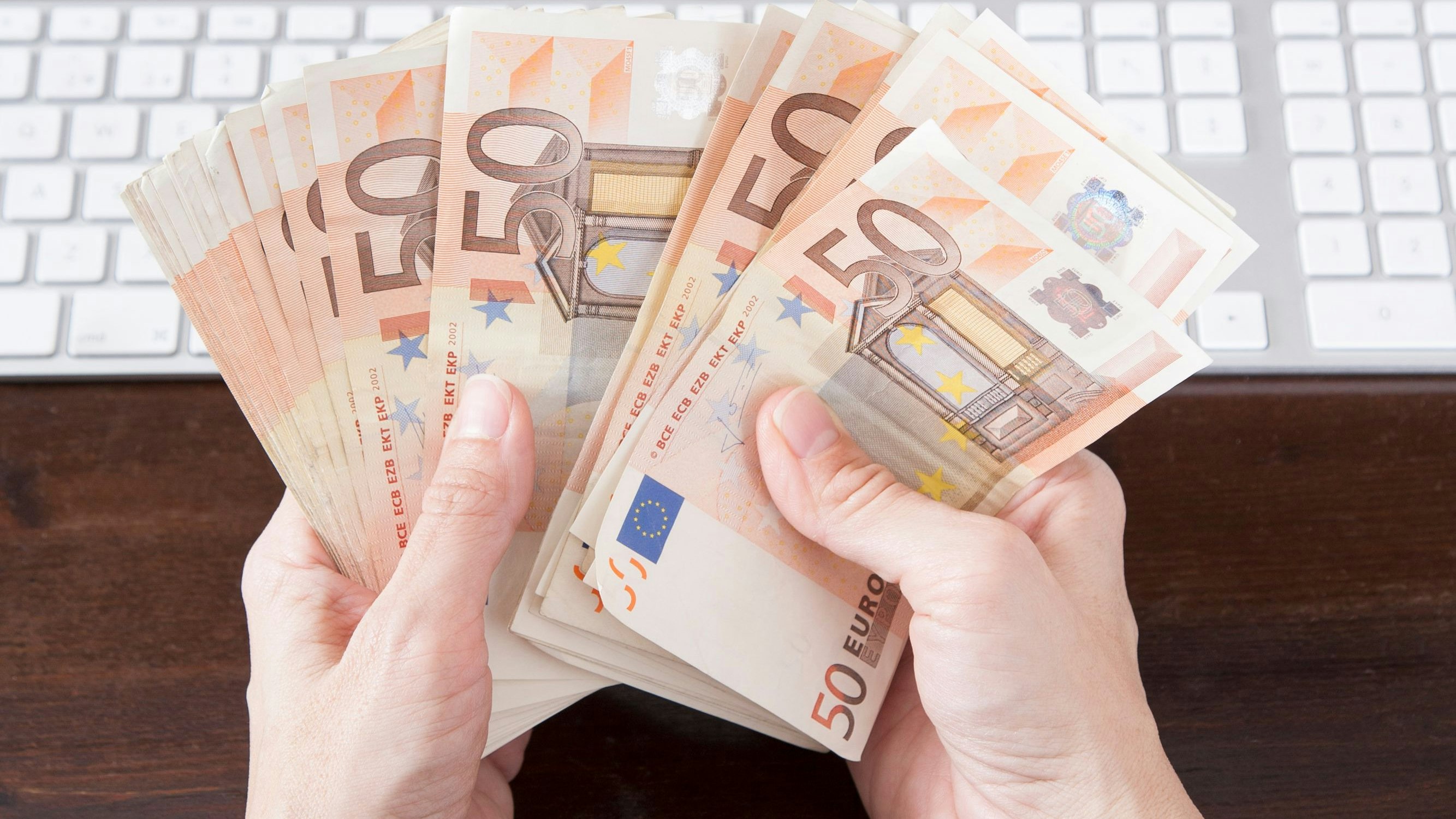 Wer sich selbst um den Steuerausgleich kümmert, holt sich im Schnitt 437 Euro mehr raus.