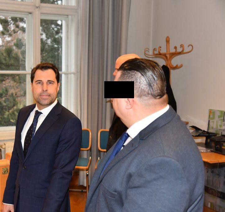 Der Angeklagte mit Verteidiger Mag. Andrej Mlecka