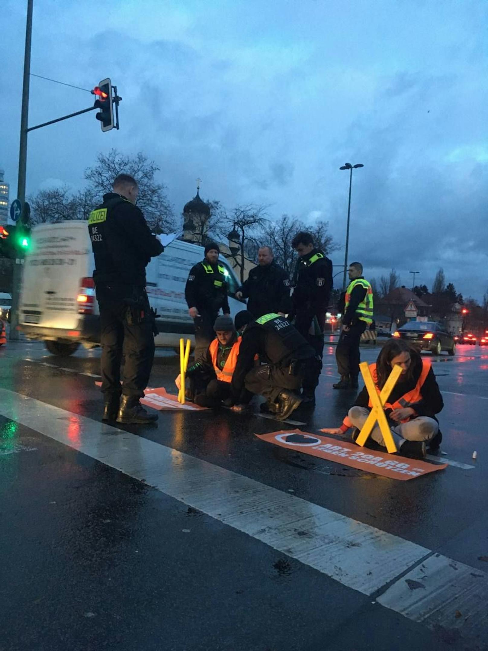Bilder von Klebe-Aktionen und Straßenblockaden der "Letzten Generation" in Berlin 9. bis 13. Jänner 2023.