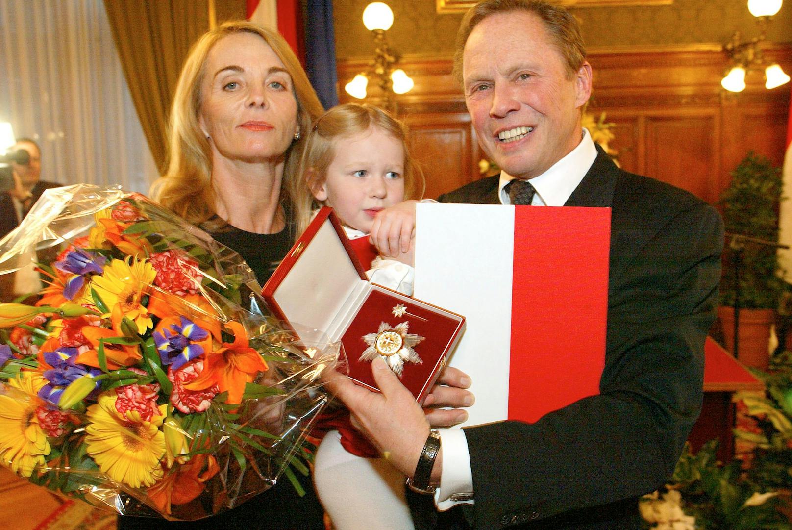 2002 erhielt er das Silberne Ehrenzeichen für die Verdienste um das Land Wien