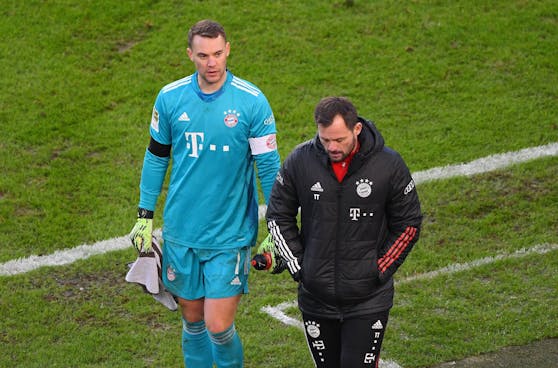 Bayern-Goalie Manuel Neuer (l.) verabschiedet sich von Coach Toni Tapalovic