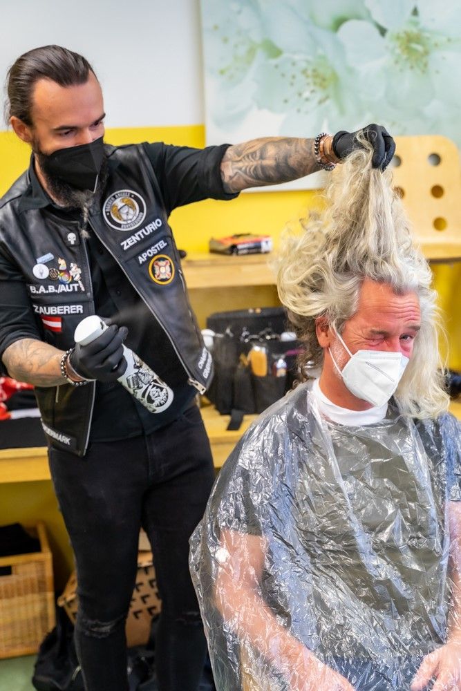 Die "Barber Angels" greifen für armutsbteroffene Menschen kostenlos zur Schere.