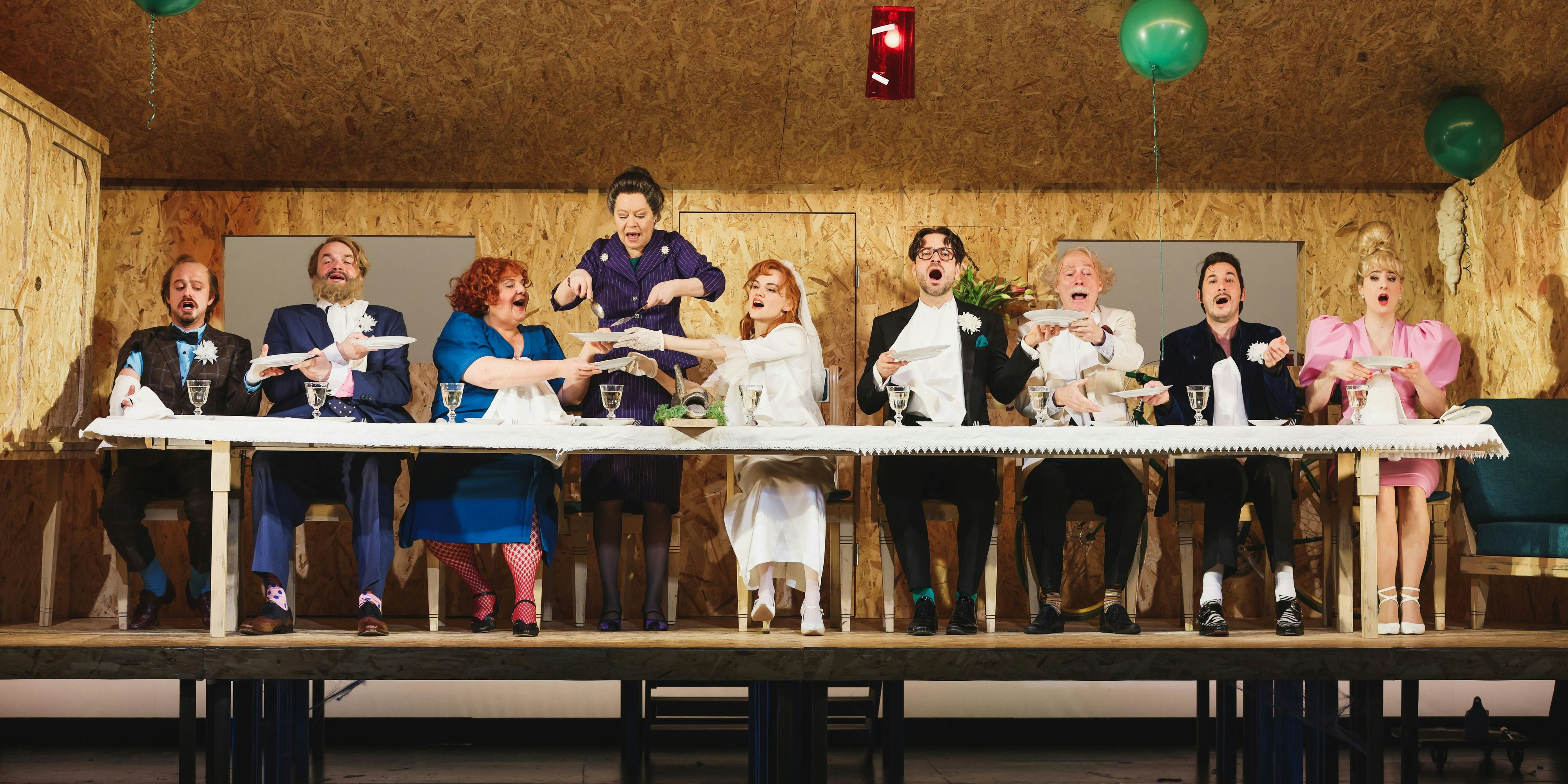 In den Kammerspielen in Wien wird "Die Kleinbürgerhochzeit" gefeiert. Und wie!