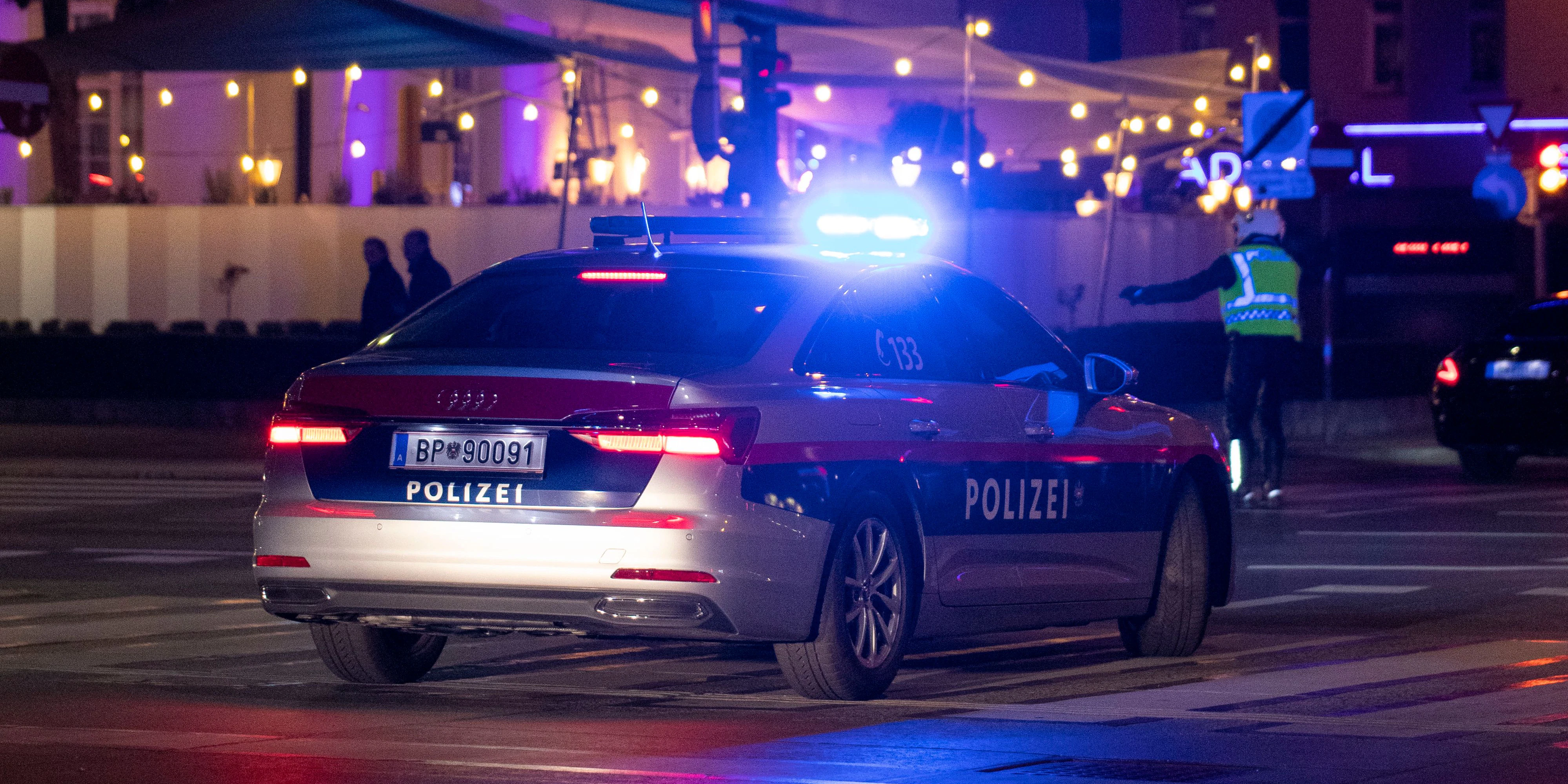 Die Flucht vor der Polizei endete mit mehreren Unfällen. (Symbolbild)