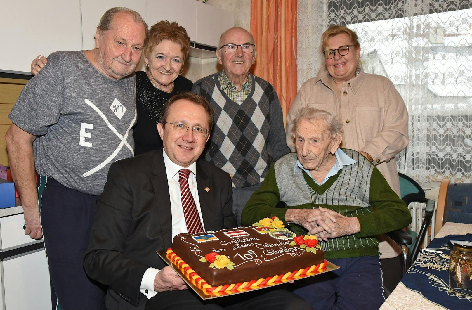 Mit seiner Familie und Bürgermeister sowie Gemeinderätin Birgit Becker feierte der rüstige Pensionist seinen Geburtstag.