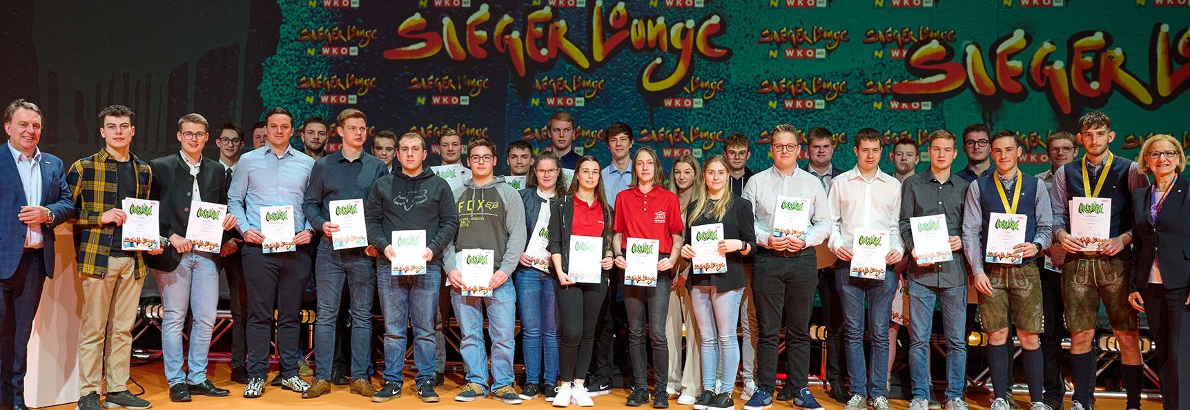 1. Platz: Landeshauptfrau Johanna Mikl-Leitner (re. außen) und WKNÖ Präsident Wolfgang Ecker (li. außen) mit den Goldmedaillengewinnerinnen und –gewinnern der Bundes- und Landeslehrlingsbewerbe sowie der World Skills.