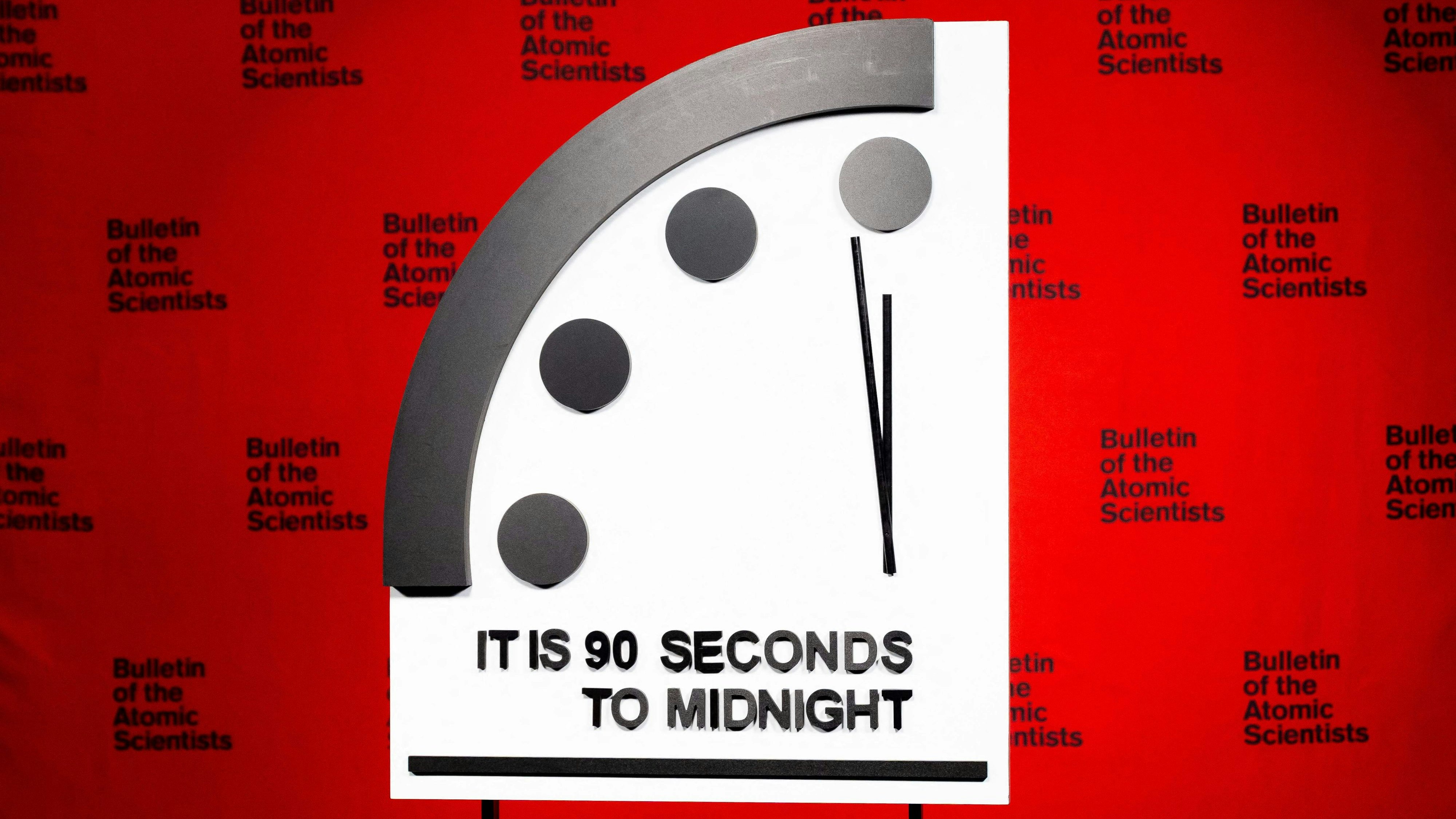 Download von www.picturedesk.com am 24.01.2023 (16:33).  *** SERVICEBILD *** In this handout photo provided by Hastings Group Media on January 24, 2023, the Doomsday Clock reads "90 seonds to midnight," a decision made by The Bulletin of Atomic Scientists, during an announcement in Washington, DC. (Photo by Handout / Hastings Group Media / AFP) / RESTRICTED TO EDITORIAL USE - MANDATORY CREDIT "AFP PHOTO / Hastings Group Media" - NO MARKETING - NO ADVERTISING CAMPAIGNS - DISTRIBUTED AS A SERVICE TO CLIENTS - 20230124_PD6034 - Rechteinfo: Servicebild (SB) Bei diesem Bild ist PictureDesk ausschließlich technischer Dienstleister und stellt eine technische Bearbeitungsgebühr in Rechnung. PictureDesk ist weder Urheber noch Rechteinhaber. Die Nutzung liegt in alleiniger Verantwortung des Kunden. Nur für redaktionelle Nutzung! Werbliche Nutzung erfordert Freigabe: bitte schicken Sie uns eine Anfrage.