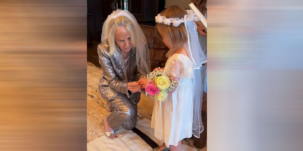 Williams Tochter Colette und Oma Gwen zeigen, wie lieb sie sich haben