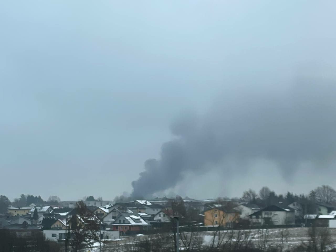 Kurz vor 13 Uhr wurden die Einsatzkräfte zu einem Feuer in Hörsching gerufen.