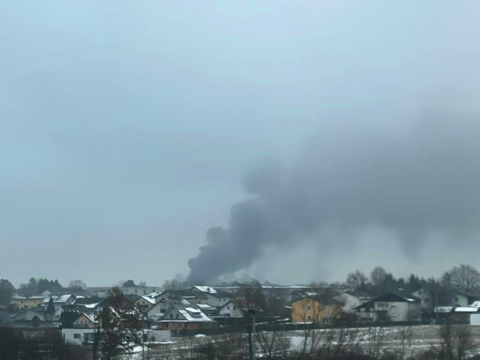 Großbrand bei Linz – dunkle Rauchsäule weithin sichtbar