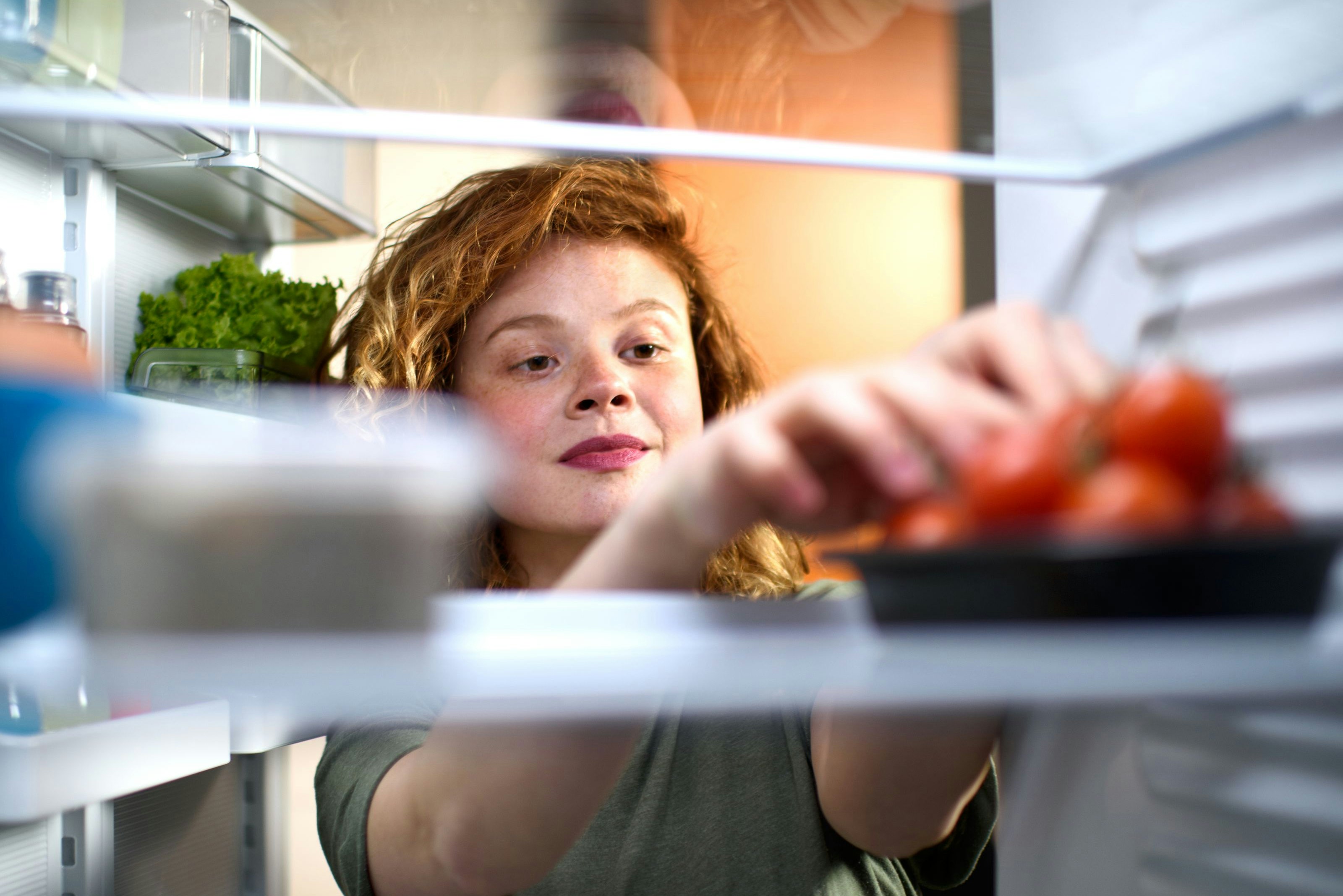 Auf Tiktok gehen derzeit Videos von Betroffenen viral, die ihre Mütter beschuldigen, Mandelmütter zu sein. Junge Frauen zeigen dabei unter anderem ihren Kühlschrank, der nur kalorienarme Nahrungsmittel beinhaltet. 