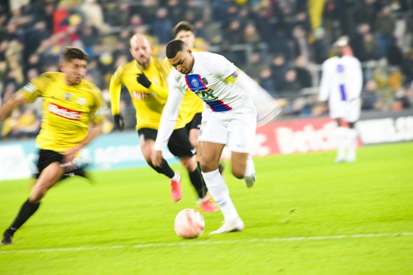 Kylian Mbappe vernascht die Cassel-Abwehr.