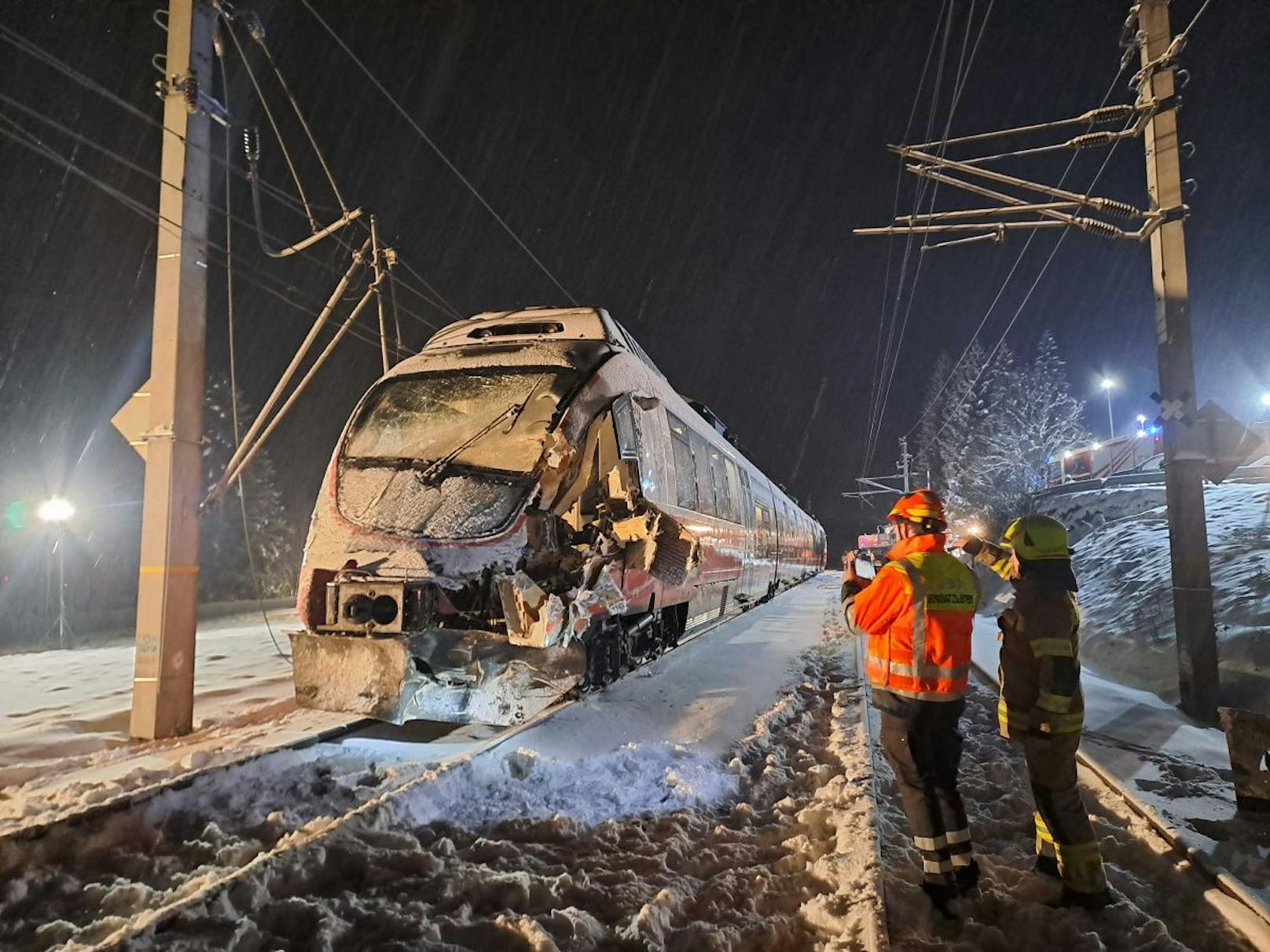 Zu einem schweren Unfall auf einem beschranktem Bahnübergang kam es am 23. Jänner 2023 gegen 18 Uhr in Bruck an der Glocknerstraße.